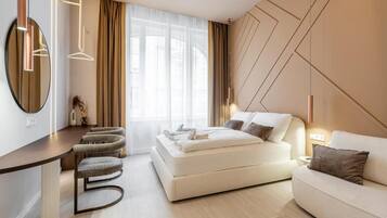 Ein modernes Schlafzimmer mit Bett, Sofa, Schreibtisch und Stuhl.