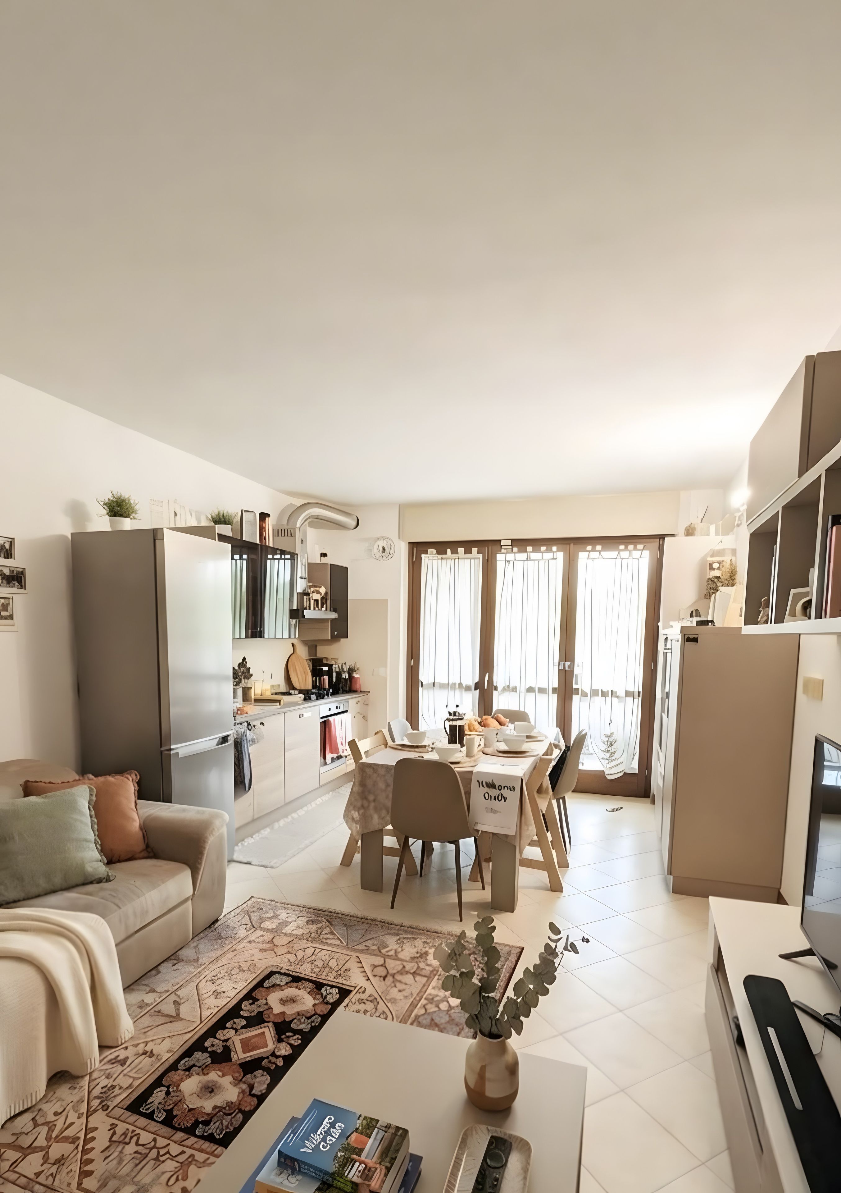 Un salon moderne comprenant un canapé, une table basse et un coin repas avec une table et des chaises.