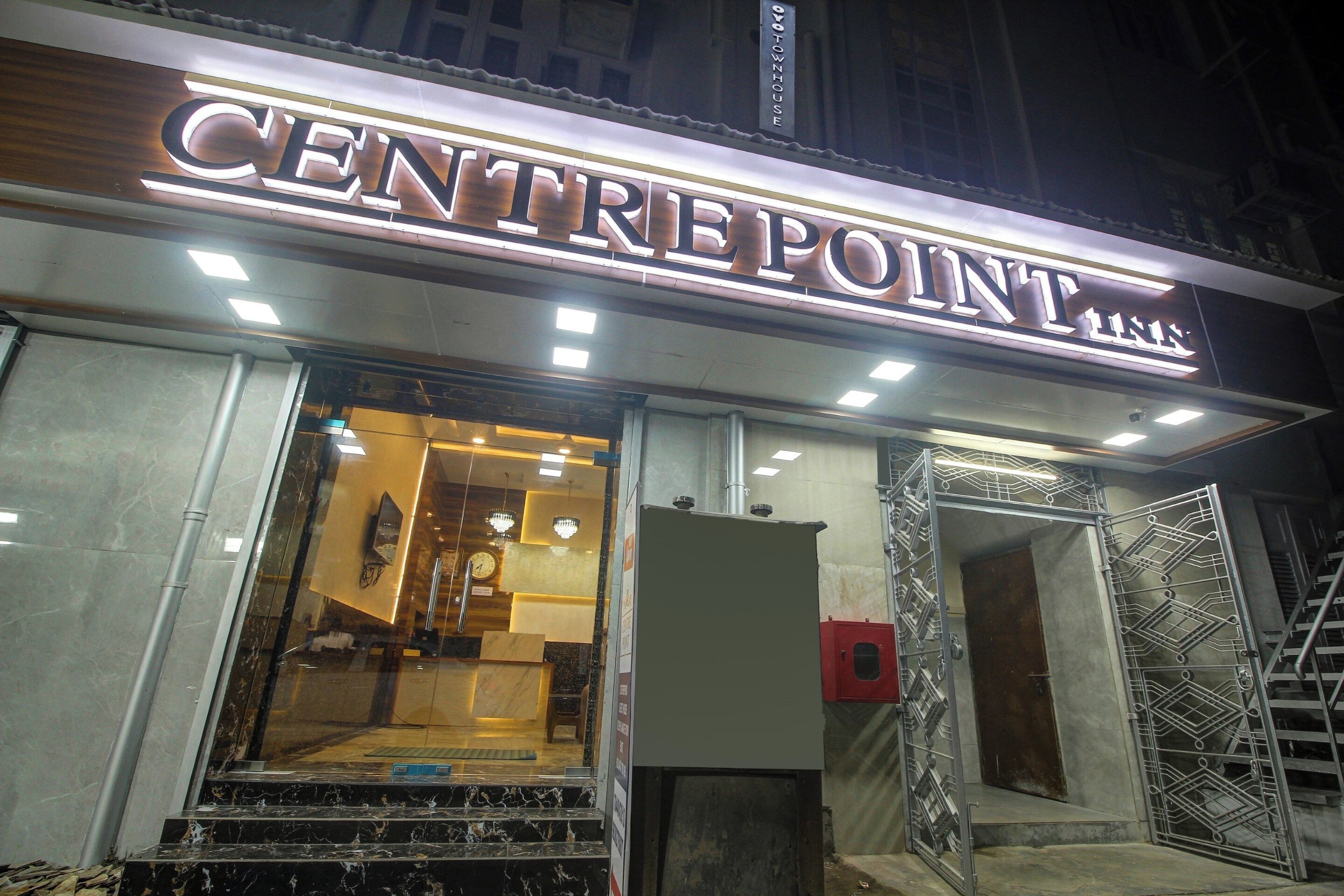 Un edificio con un letrero que dice 'CENTREPOINT HOTEL'.
