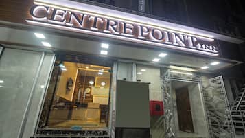 Un edificio con un letrero que dice 'CENTREPOINT HOTEL'.