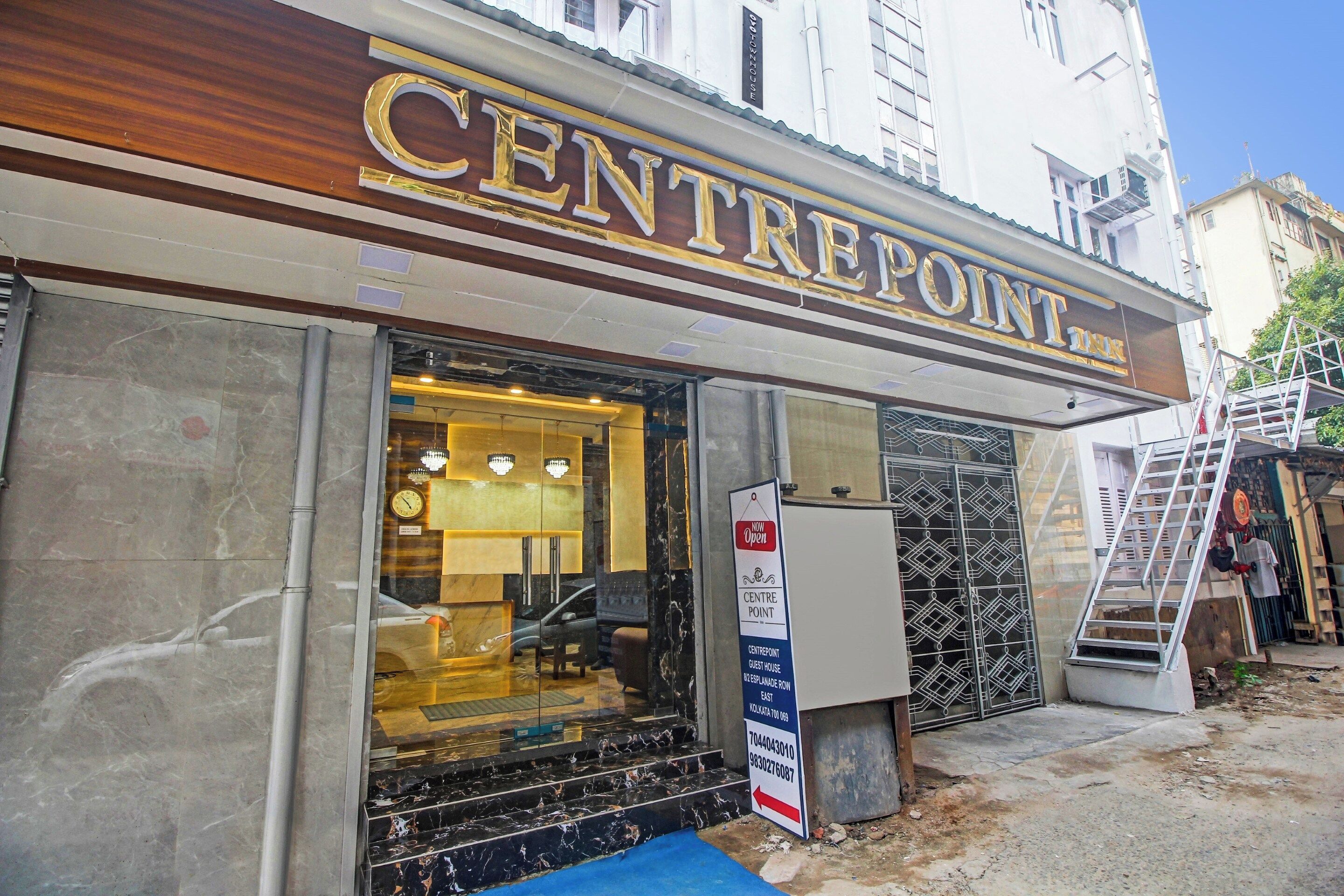 Entrada de un hotel con un cartel que dice 'CENTREPOINT'.