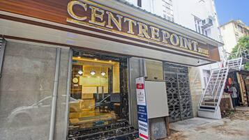 Entrada de un hotel con un cartel que dice 'CENTREPOINT'.