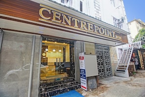 Entrada de un hotel con un cartel que dice 'CENTREPOINT'.