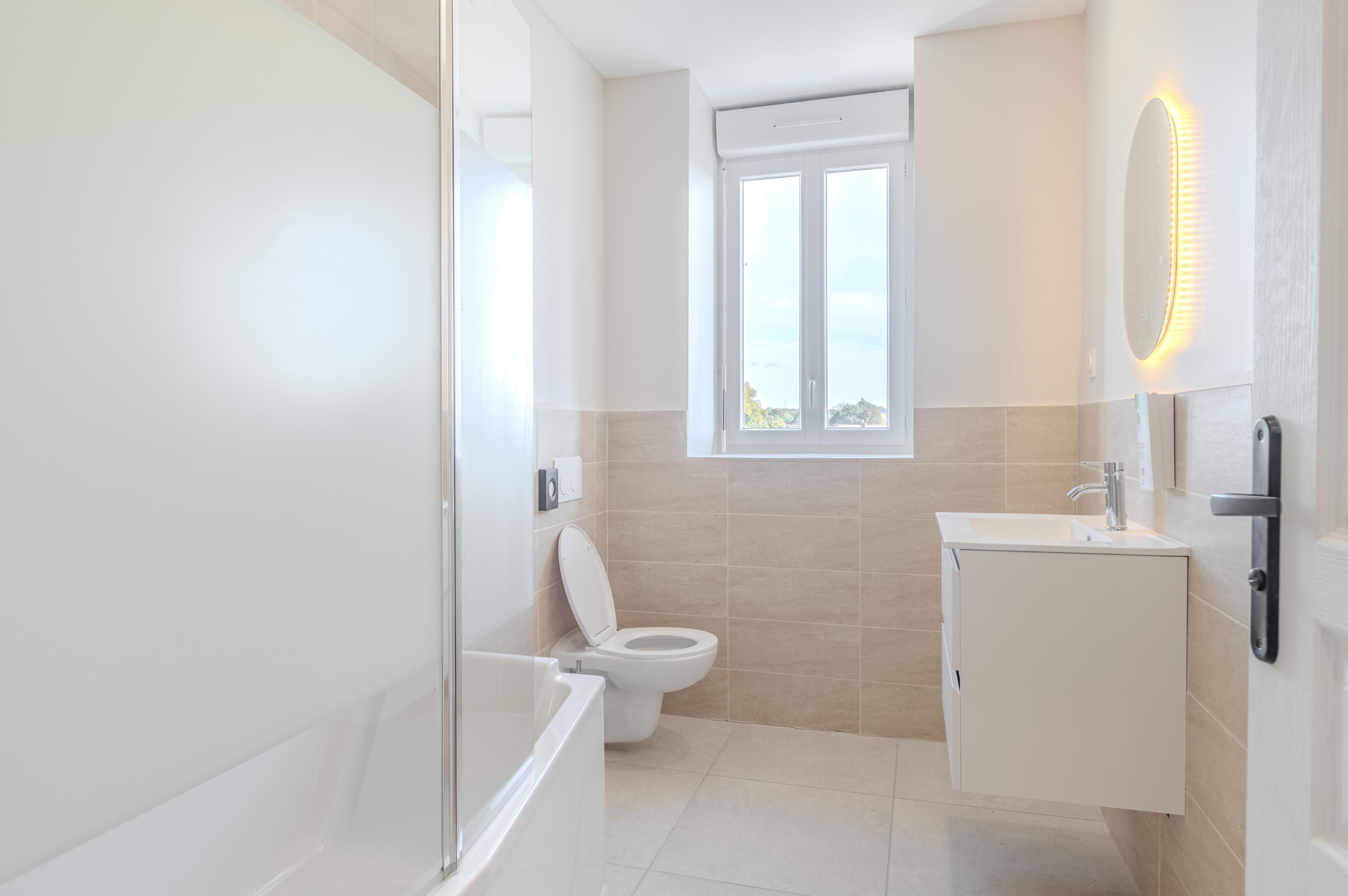 Un baño moderno con inodoro, lavabo y ducha.
