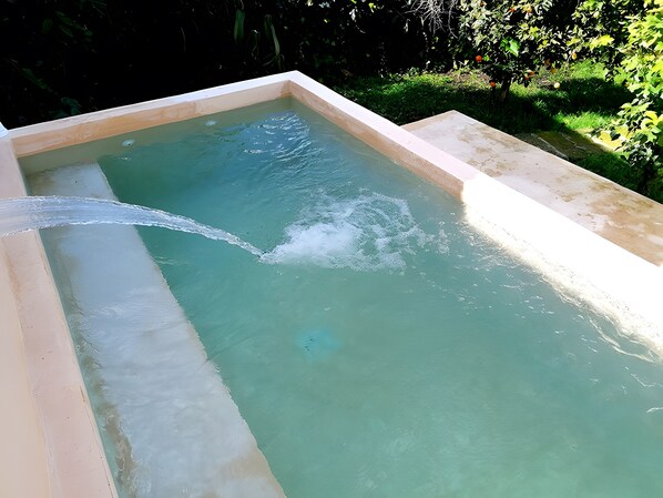 Una piscina rectangular con agua cristalina y un flujo visible.
