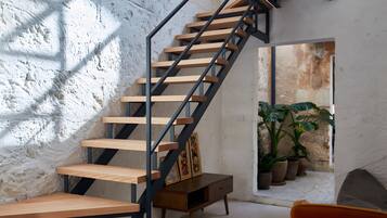 Un escalier avec des marches en bois et une rampe en métal.