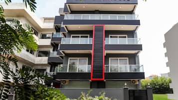 Un edificio de varios pisos con un letrero grande que dice 'TOWNHOUSE'.