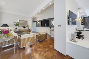 Una sala moderna con sofá, mesa de centro y un comedor con sillas.