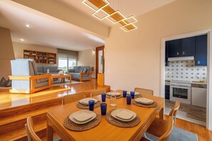 Cozinha moderna com armários brancos e forno embutido.