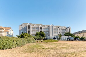Crystal Shores - Oceanfront condo w/ a pool centrally located in Kill Devil Hills by Sun Realty (Kill Devil Hills)