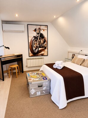 A bedroom with a bed, a desk, a chair, a radiator, and a wall-mounted air conditioner. - Luxury Villa in Madrid (Madrid)