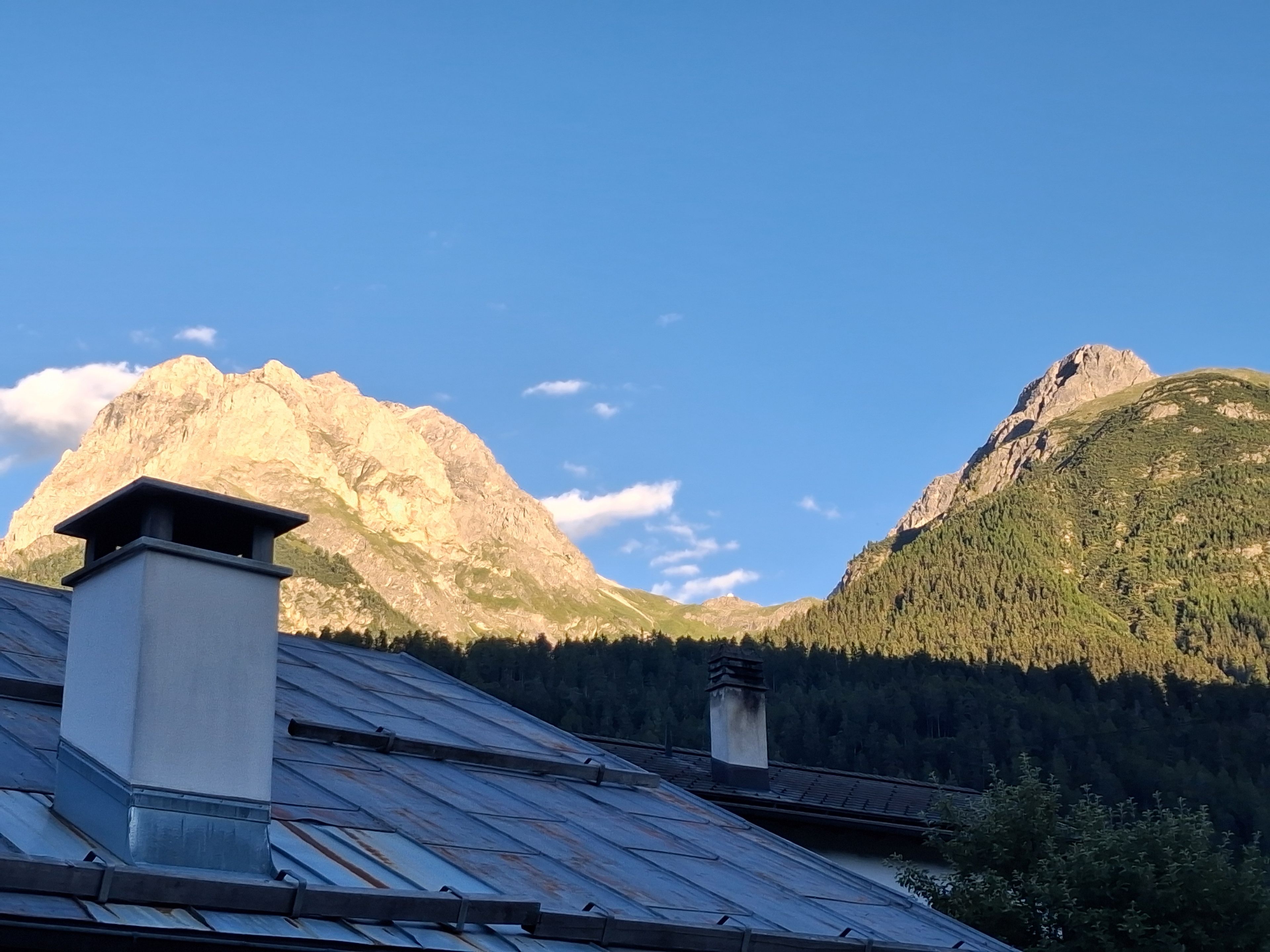 Un paisaje montañoso con cielo despejado.