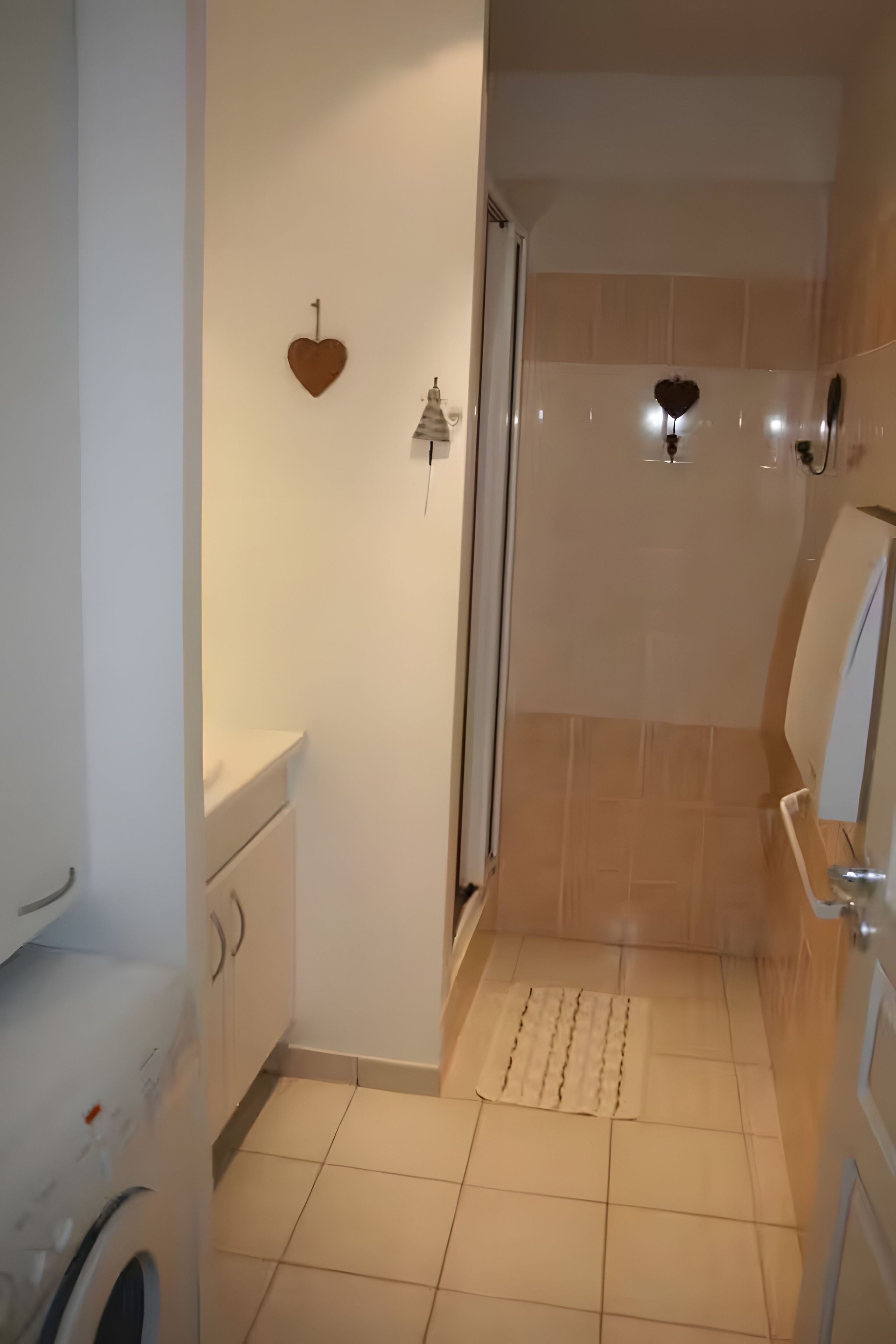 Ein Badezimmer mit Dusche, Toilette und Waschbecken.