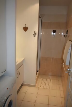 Ein Badezimmer mit Dusche, Toilette und Waschbecken.