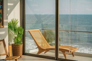 Interior - Oceanfront 2-bedroom, 2.5-bath residence in El Zonte with floor-to-ceiling Pacific views, a sunset balcony, a n open kitchen, and access to Barefoot’s oceanfront pool, gym, yoga and massage rooms. Sleeps up to 6. (Chiltiupán)