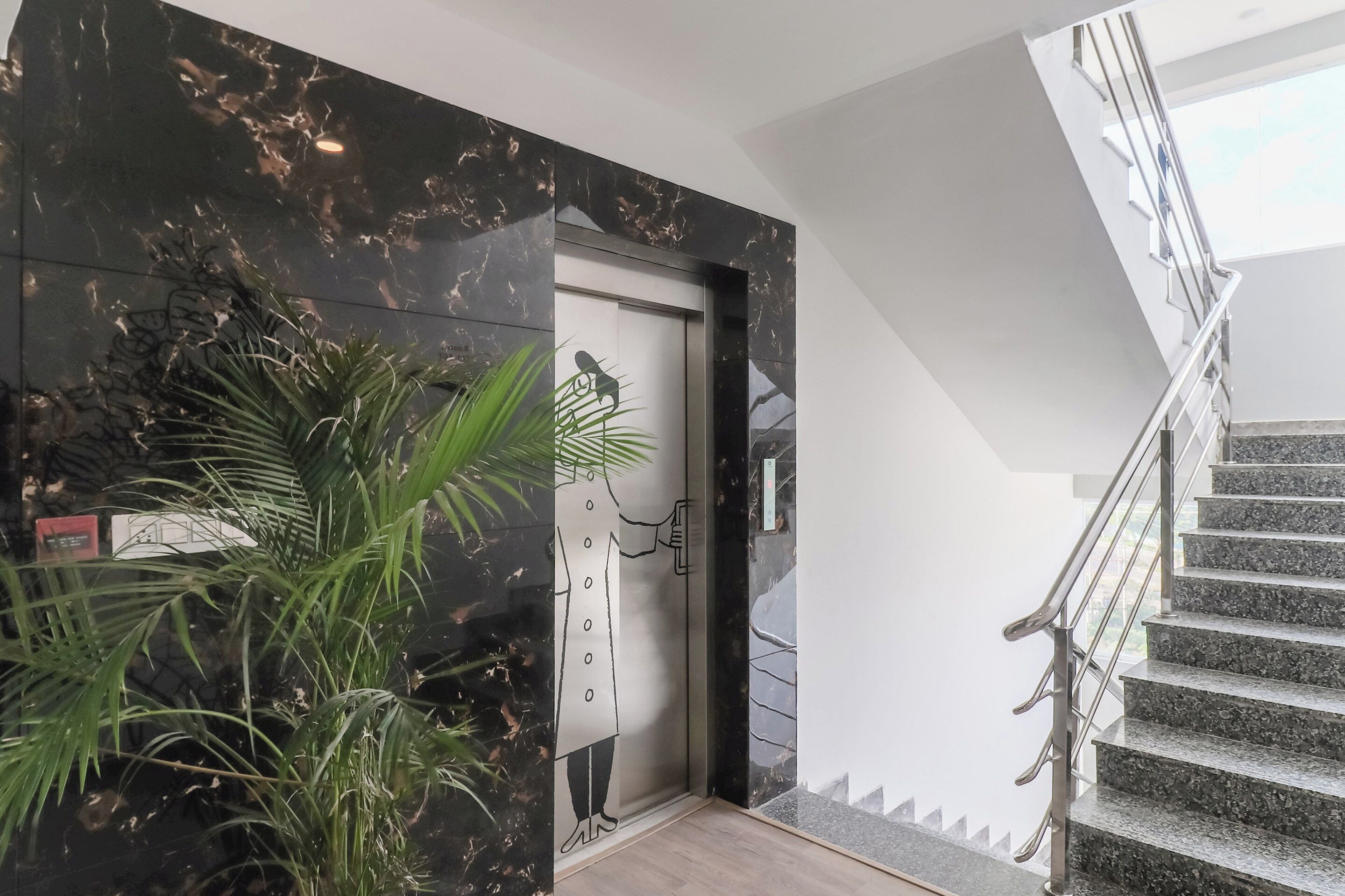 Un interno moderno con una parete in marmo, una scala e una porta dal design minimalista.