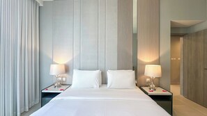 A hotel room with a large bed, two bedside tables with lamps, and a view of a corridor. - Chic full Dubai Marina View 1 BR apartment in LIV Marina (Dubai)