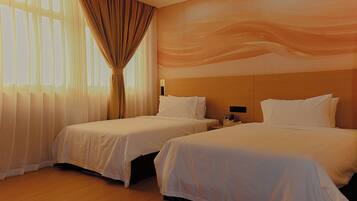 Une chambre d’hôtel avec deux lits, une grande fenêtre avec des rideaux et une fresque murale.