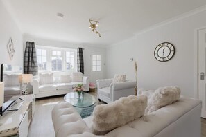 Living area - Luxury 4BR Oasis - 1Gbps WiFi & Parking (Cheshunt)