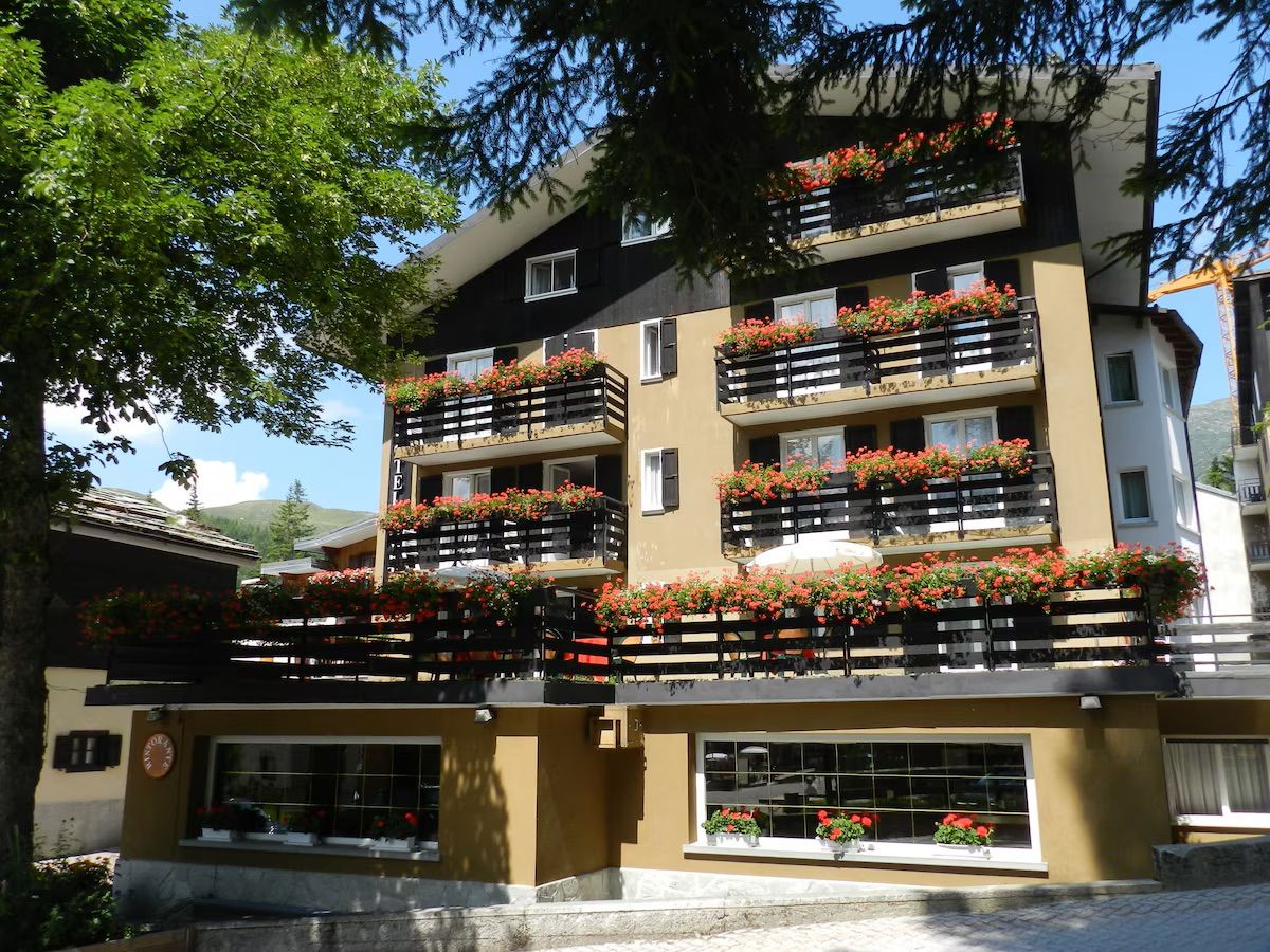Un immeuble à plusieurs étages doté de balcons ornés de jardinières.
