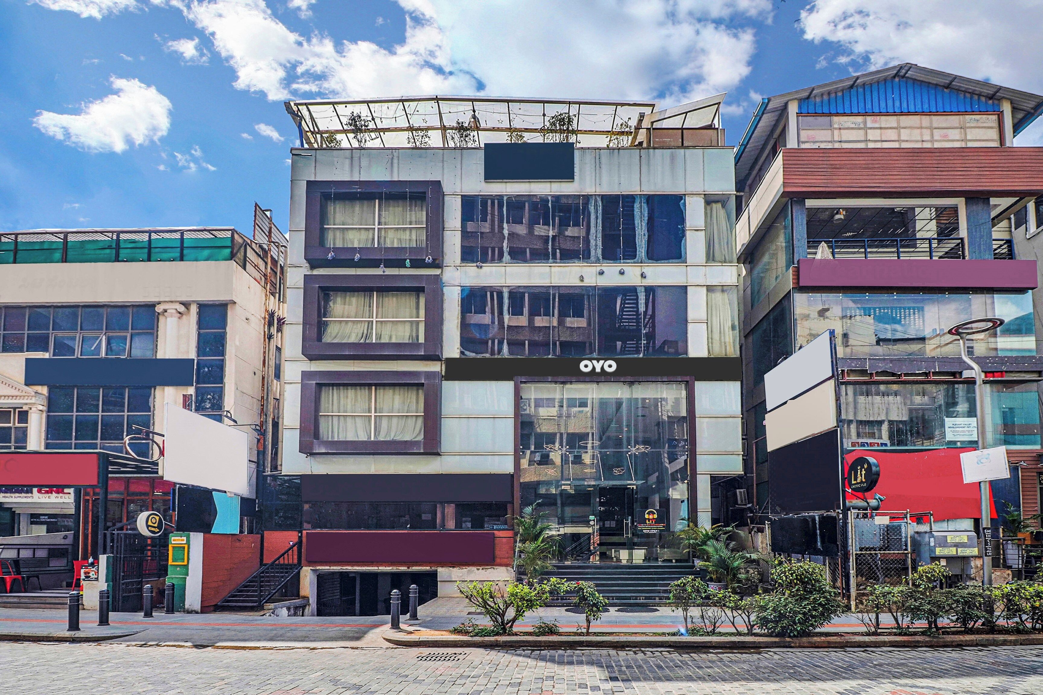 Un edificio de varios pisos con un escaparate que dice 'OYO' en la planta baja.