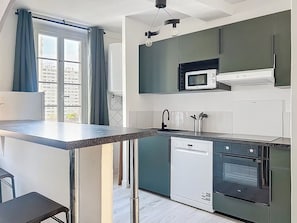 A modern kitchen with a dishwasher, oven, and microwave. - Apartment for 6 people near the sea in Toulon (Toulon)
