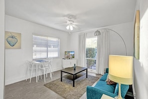 Living area - Lovely 1 Bed 1 Bath Apt Minutes to the Beach, Pool (Lauderdale-by-the-Sea)
