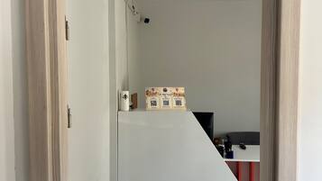 Zona de recepció amb taulell de recepció, taulell de seguretat i un senyal mural que indica la ubicació de cada servei.