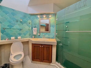 A bathroom with a toilet, sink, and shower. - Soundproof apartment on the boardwalk with a balcony (half a block from the beach) (Puerto Vallarta)