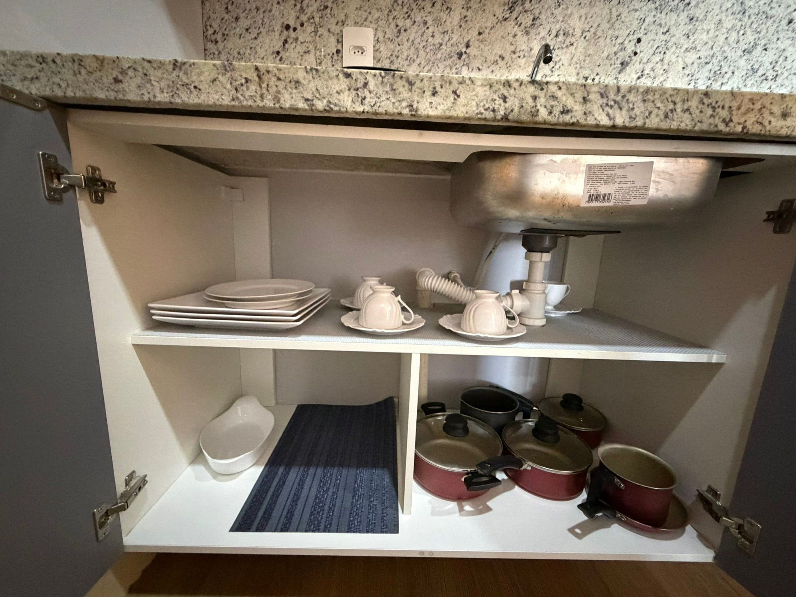 Cocina con encimera de granito, pileta y alacenas debajo.