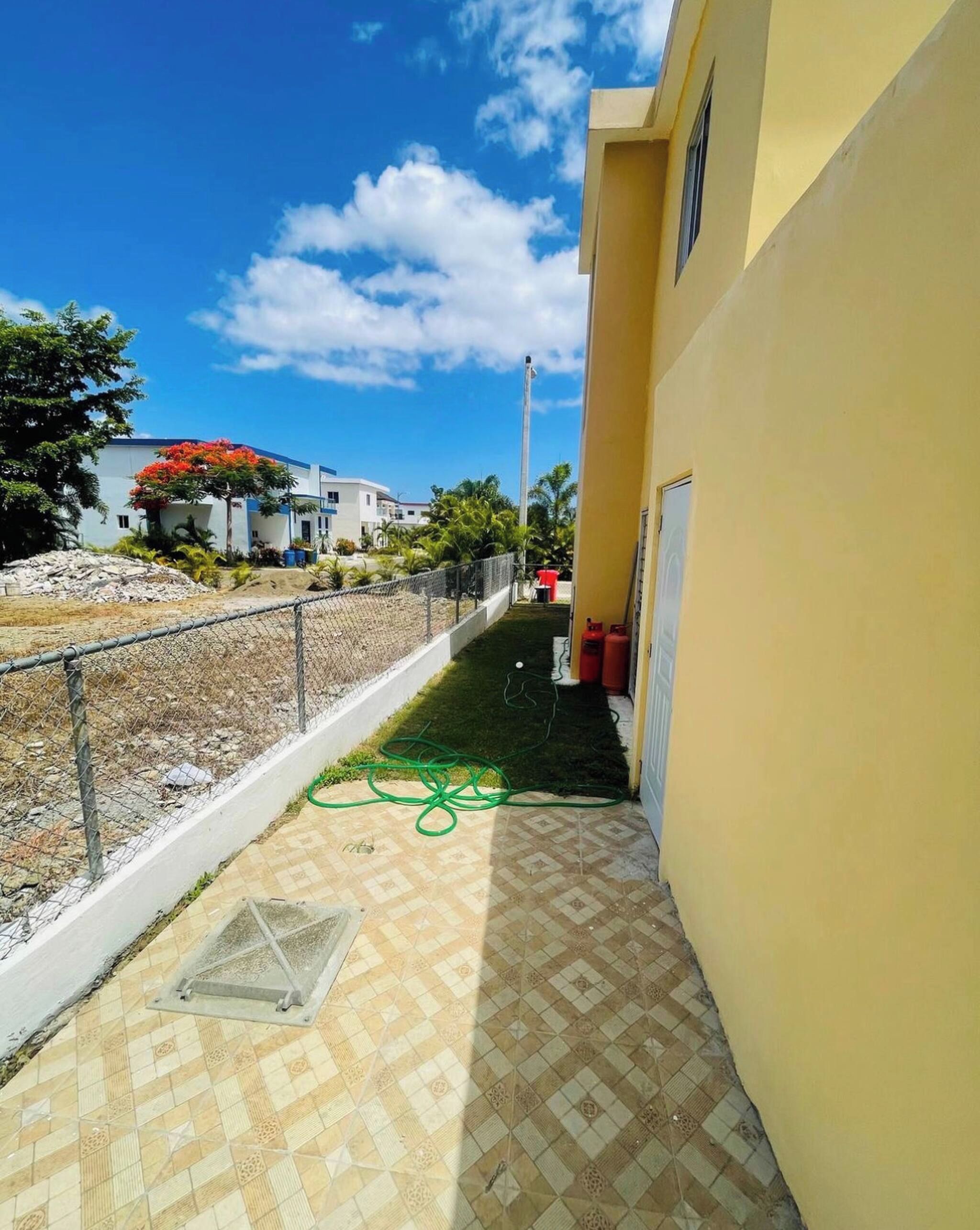 Asuinalue, jossa on kivetty patio, aidattu piha ja avoin taivas.