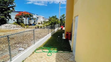 Asuinalue, jossa on kivetty patio, aidattu piha ja avoin taivas.