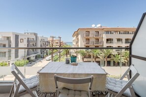 Outdoor dining - Apartment 'Cozy Home Near The Sea 12' with Balcony, Wi-Fi and Air Conditioning (Ρέθυμνο)