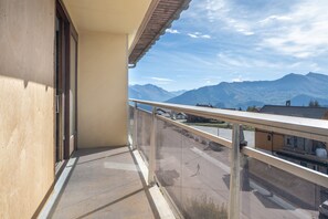 A balcony with a view of mountains and a parking area. - L'Écrin des Aiguilles - Proche remontées mécanique (Fontcouverte-la-Toussuire)
