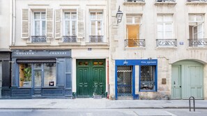 A street view with buildings featuring storefronts, including a shop named 'CHANVRE' and another with a sign 'tissu japonais'. - Marais Saint Paul Atypique (Paris)