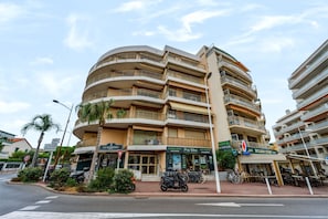 A multi-story hotel with balconies, a restaurant, and a bike rental shop. - La Petite Pinède - Juan les pins (Antibes)