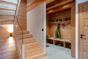 A wooden staircase leading to a room with a bench and shelves. - Grand Chouda - Vue Montagne (Saint-Chaffrey)