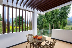 Outdoor dining - Varaha Valley (Kodaikanal)