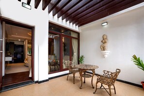 Outdoor dining - Varaha Valley (Kodaikanal)