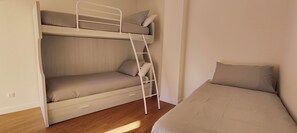 A bunk bed with a ladder, a single bed, and a wooden floor. - Tommy's Cottage in Aprica - Mountain views and ski lifts just a short walk away (Corteno Golgi)