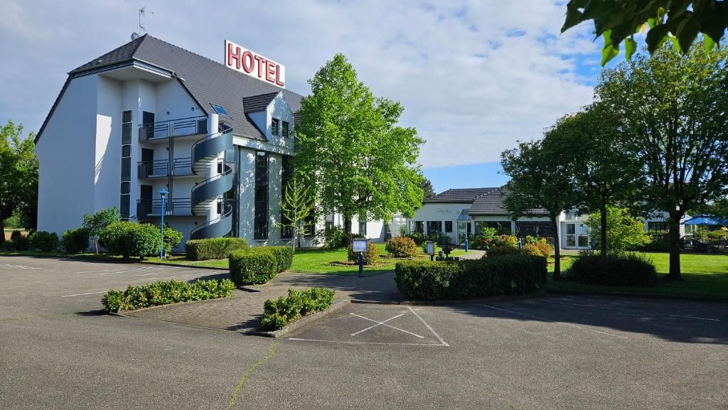 Un hôtel au design moderne, doté d’un parking et d’un aménagement paysager bien entretenu.