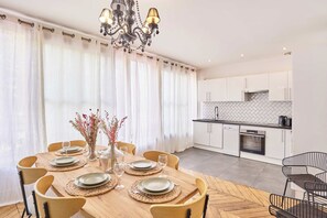Dining room with kitchen - Superb Apartment Center of Paris (Paris)
