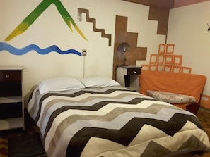 A bedroom with a bed, a nightstand, a lamp, and a chair. - Hostal La Casa del Sol (Copacabana)