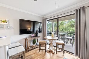 Living area - Coastal Charm – Ocean Views & Island Breezes! (HILTON HEAD ISLAND)