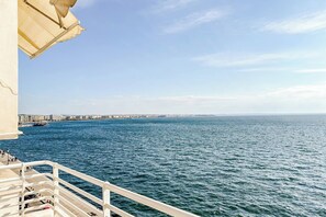 A coastal cityscape with a view of the sea and a promenade. - Seafront Apartment | Panoramic Sea Views | Thessaloniki Center (Thessaloniki)