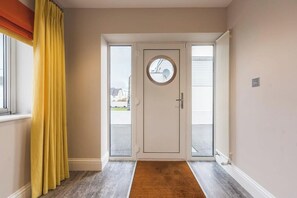 Interior - Luxury Family Beach House with Sea Views -Sleeps 8 - Pass the Keys (Rhosneigr)
