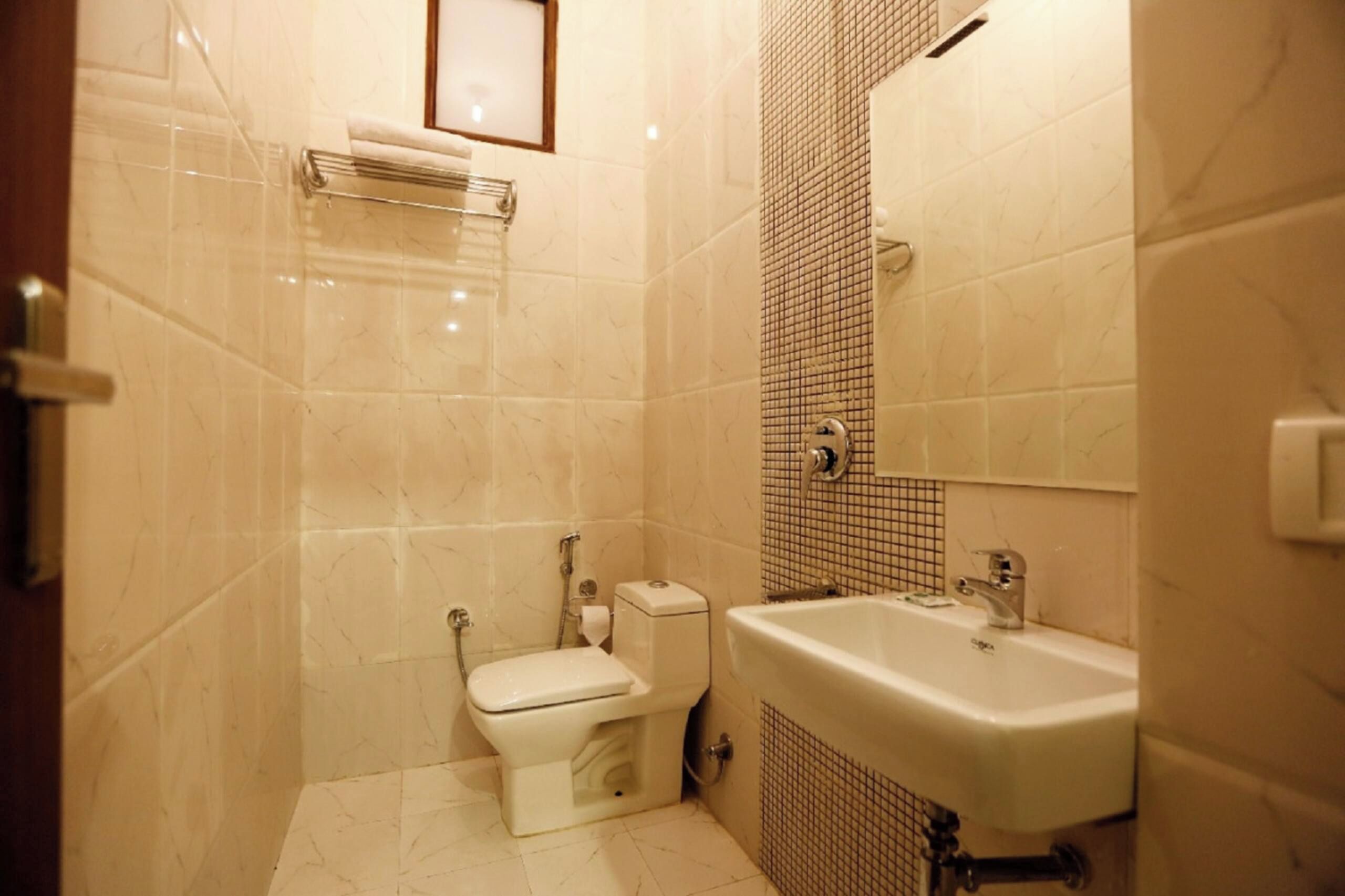 Ein kleines, kompaktes Badezimmer mit Toilette, Waschbecken und Dusche.