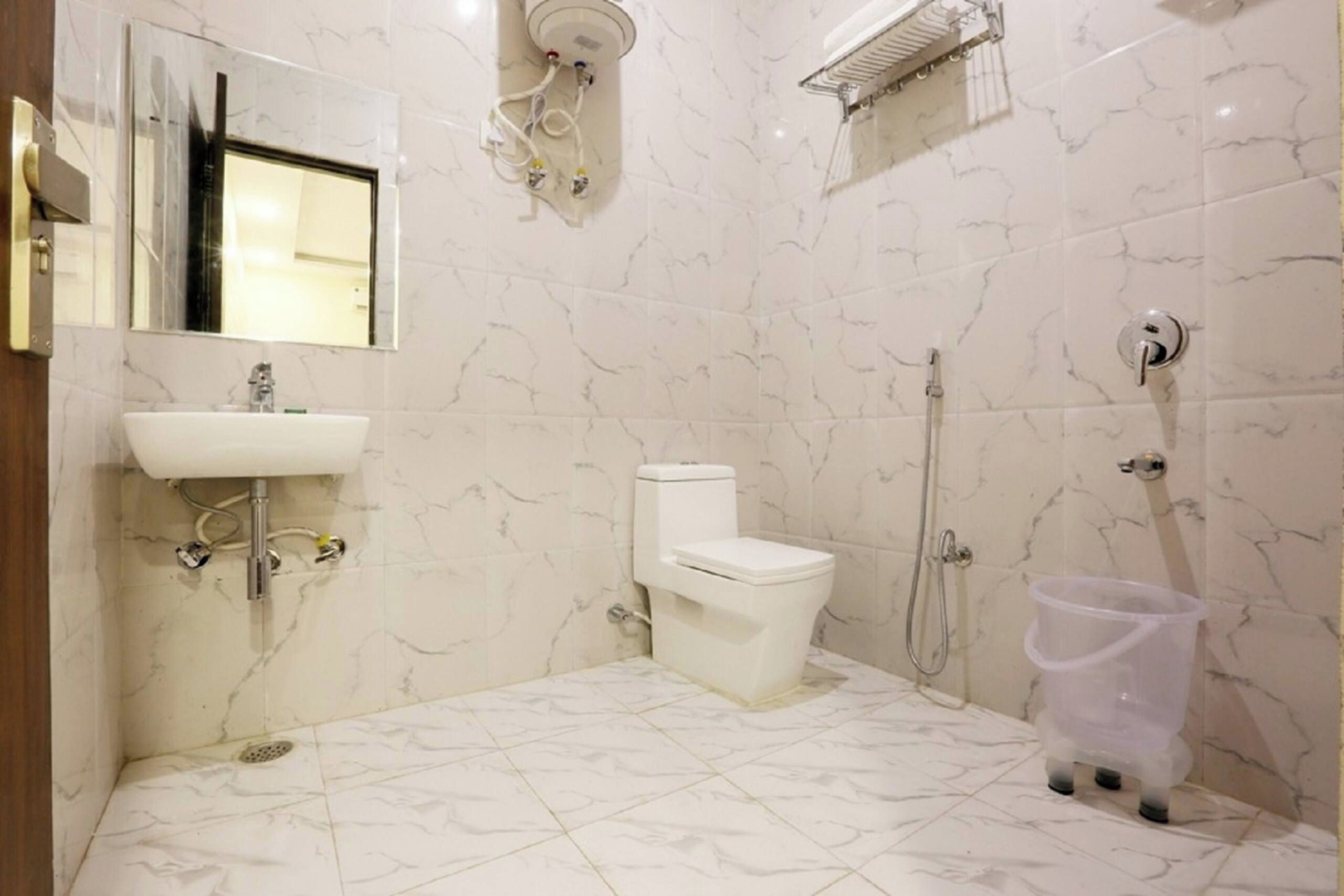 Ein Badezimmer mit Toilette, Waschbecken und Duschbereich.