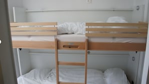 Un letto a castello con una scala e un letto singolo in basso.