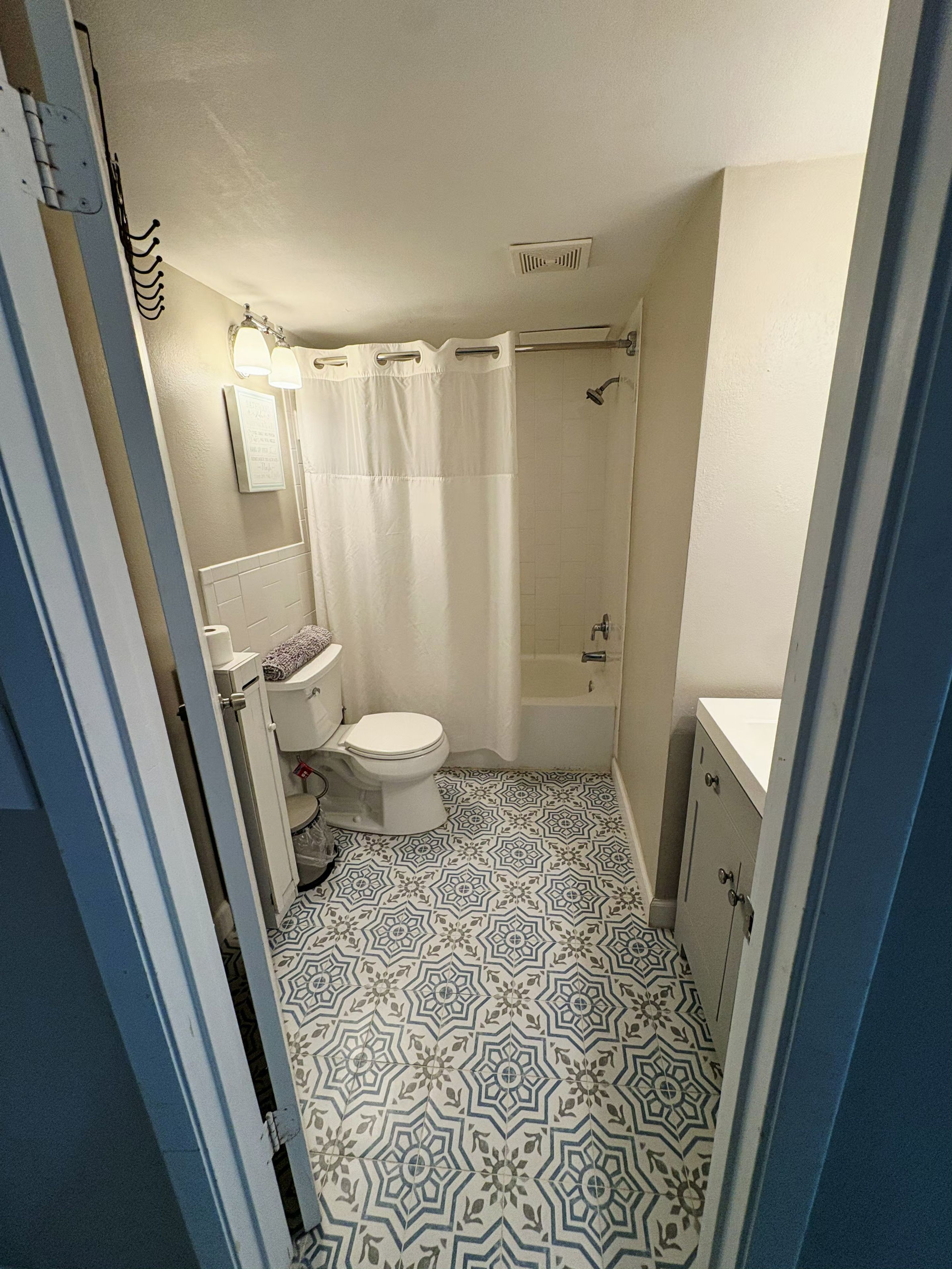 Une salle de bain avec des toilettes, une douche et un lavabo.
